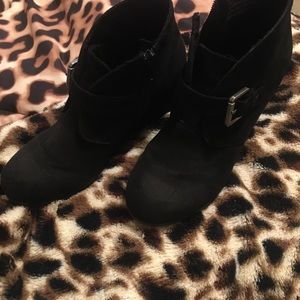 Black wedges!